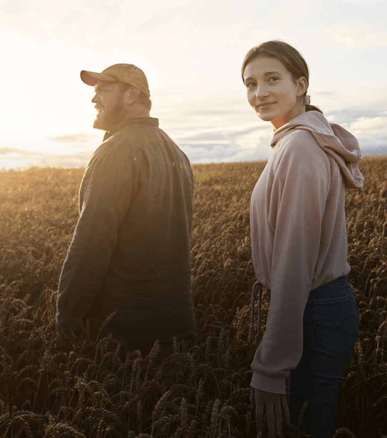Agriculteur et fille dans le champ de blé
