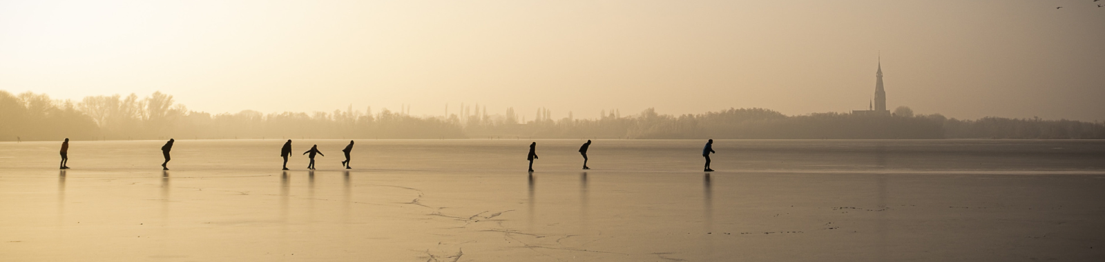 Schaatsende mensen op het ijs